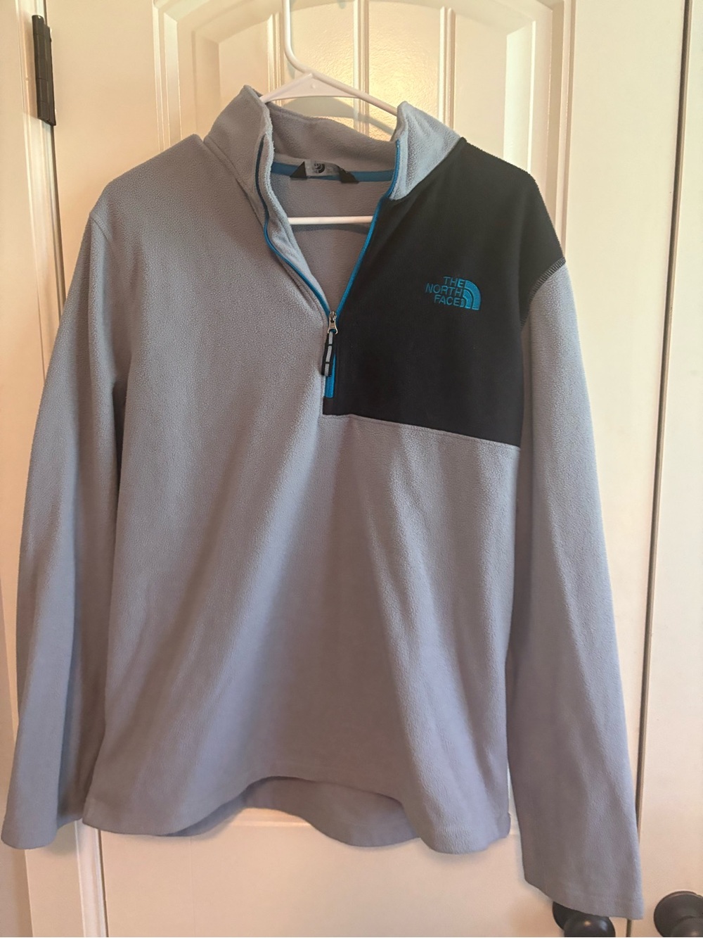 The North Face Light Gray & Black Lightweight Fleece Pullover